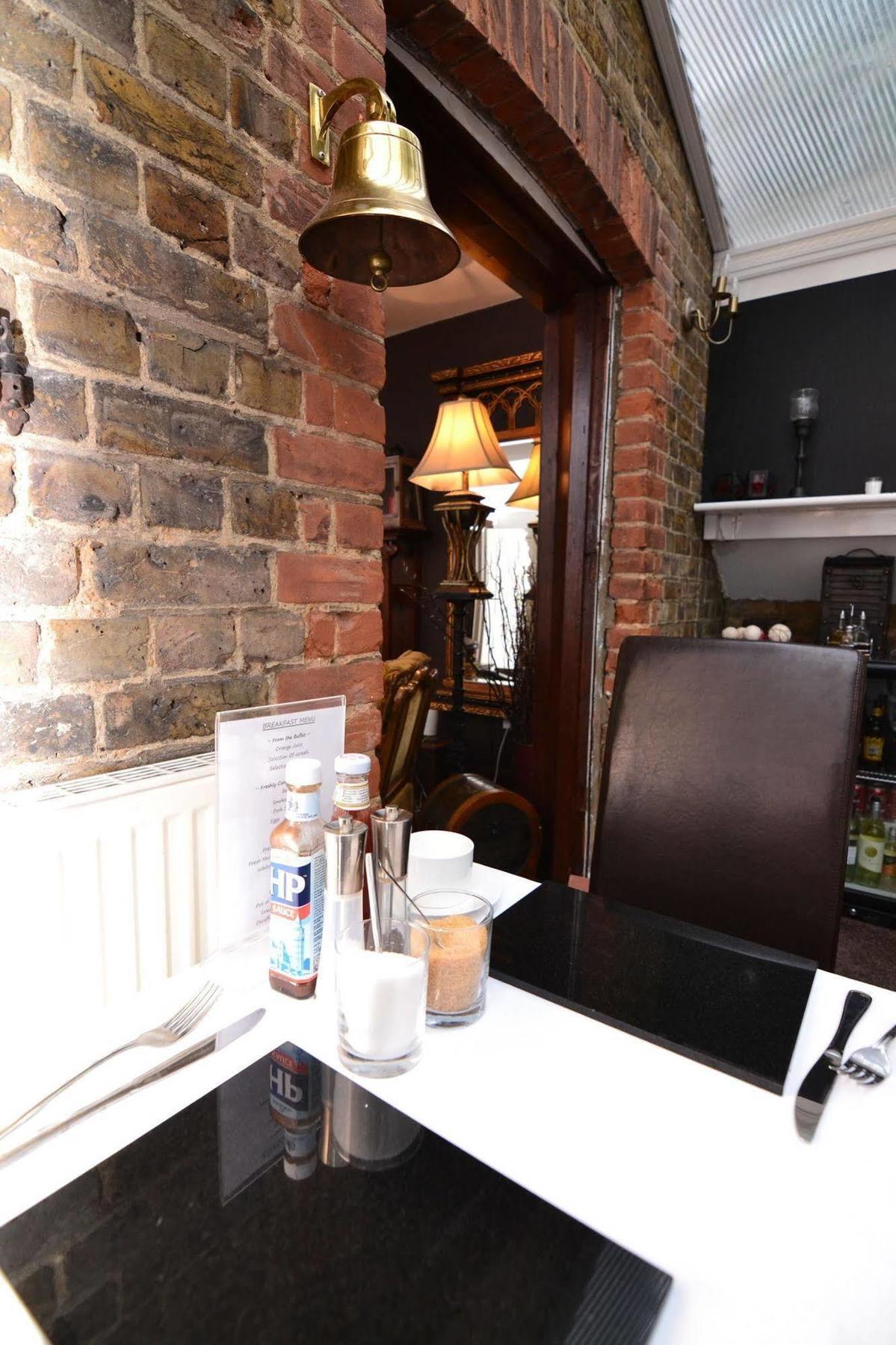 Guest house The Ambassador Heathrow Hillingdon