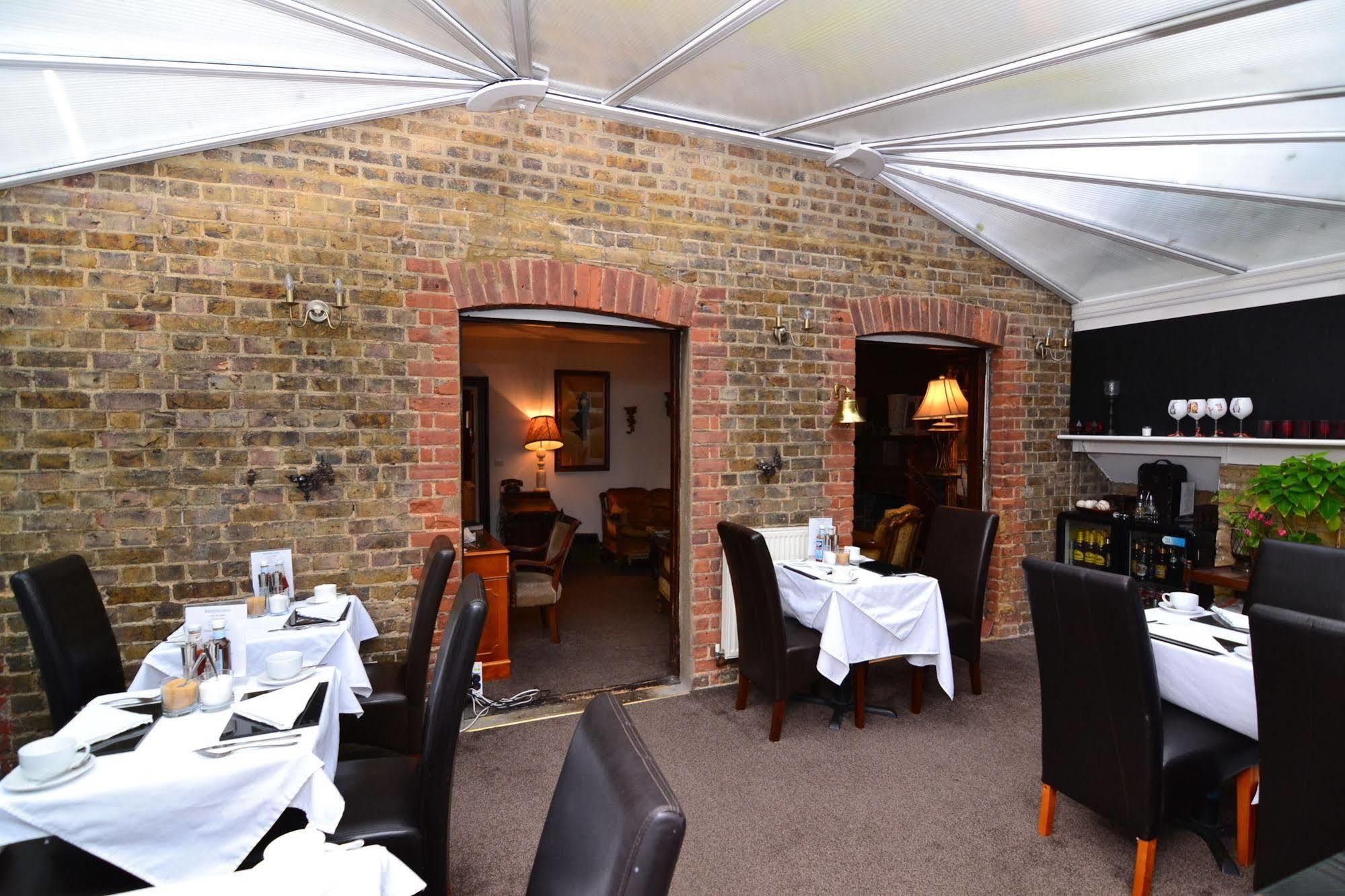 Guest house The Ambassador Heathrow Hillingdon